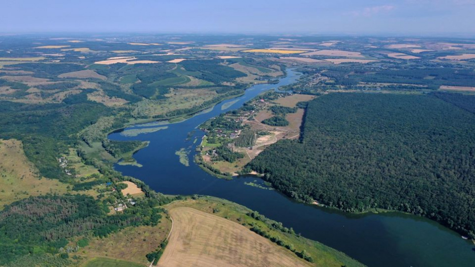 частина Стеблівського водосховища, у правому куті можна бачити зарічок інтенсивно-зеленого кольору, саме там порушений водообмін і дуже "цвіте" вода, від цього місця і кілька кілометрів до Стеблівської ГЕС. Фото Олега Собченка, 2019 рік 