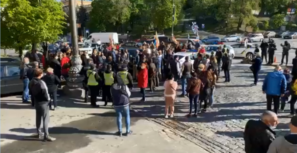 У Києві протест проти карантину, поліція не пустила учасників до Кабміну Скріншот live-трансляції Яна Доброносова