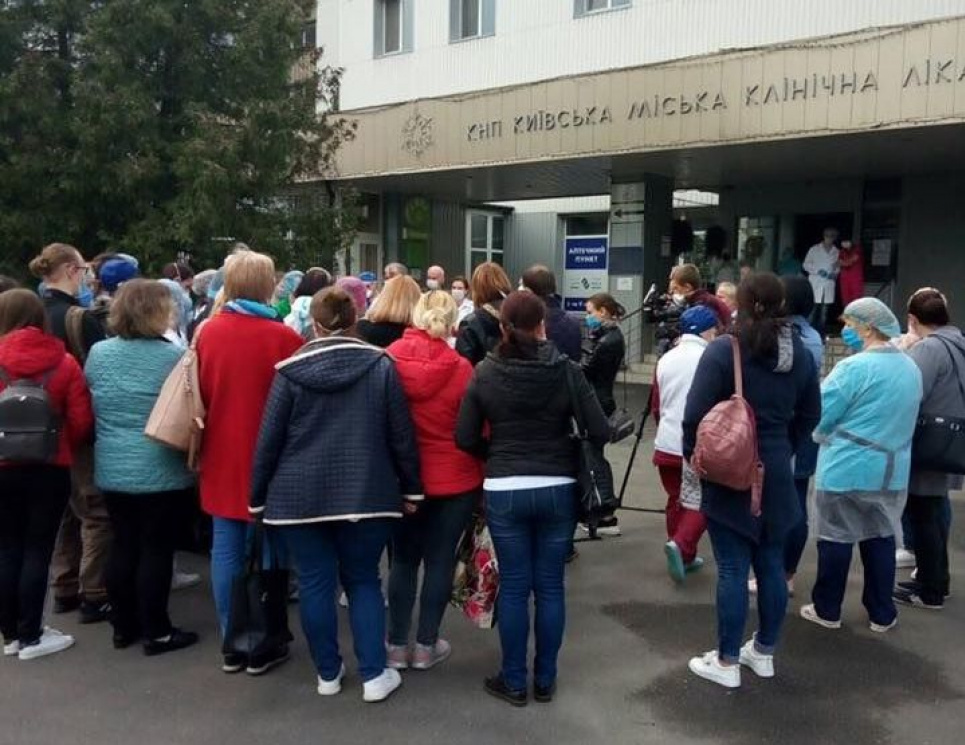Медики мітингами "вибивають" борги по зарплаті