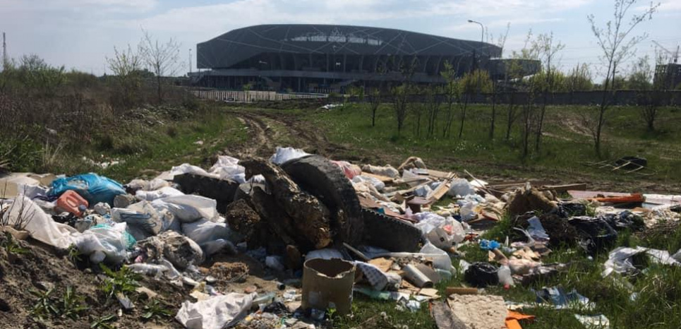 Біля стадіону «Арена-Львів» влаштували сміттєзвалище (фото)
