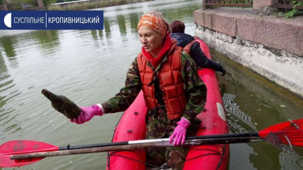 У Кропивницькому активісти збирали сміття в озері на байдарках (відео) Фото: скріншот з відео