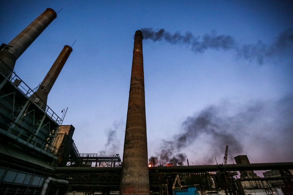 Забруднення повітря в Україні: кому можна вірити? На Авдіївському коксохімі. Фото Костянтина Чернічкіна, ОБСЄ