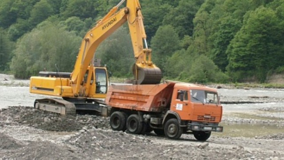 Вивезли "пісочку" на понад 16 млн гривень: ДЕІ зафіксувала самовільний вибор суміші