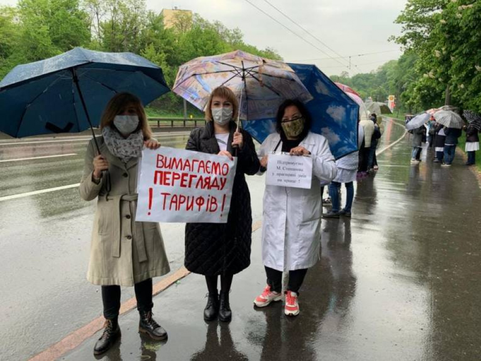 Персонал тубдиспансеру у Львові влаштував коридор ганьби, у Києві лікарі психлікарні вийшли на мітинг (відео)