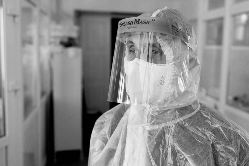 Вражаючі фото медиків Львівської інфекційної лікарні, де лікують важких пацієнтів з COVID-19  Тут і далі фото: facebook Roman Baluk