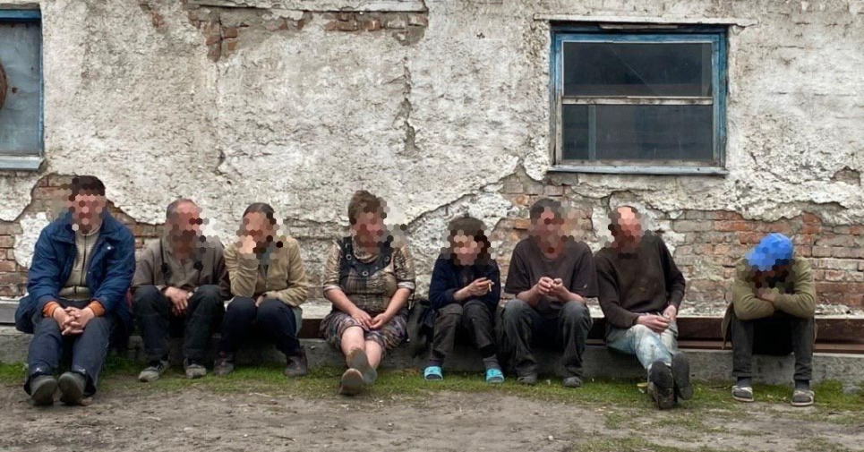 Фермери-рабовласники: на Харківщині дев'ятьох людей тримали у трудовому рабстві Прокуратура чомусь опублікувала світлини лише тих осіб, яких тримали у рабстві, а фермерів-злочинців не показала