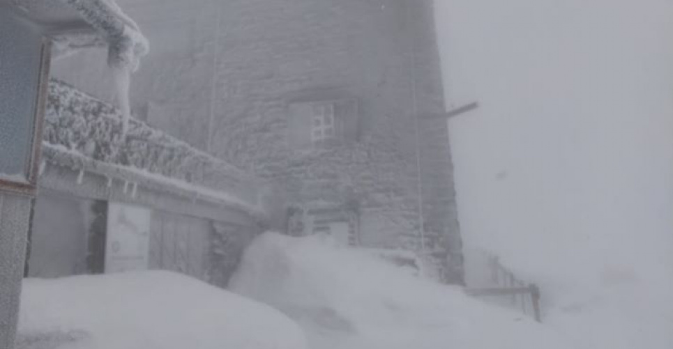 Фото дня: завірюха на горі Піп Іван Фото з Фейсбук-сторінки Чорногірського гірського пошуково-рятувального посту