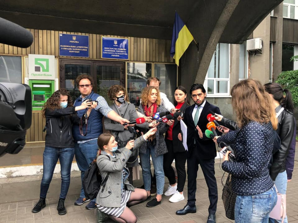 Депутат звинуватив міністерку Буславець у корупції і конфлікті інтересів Депутат Лерос спілкується з журналістами. Фото з його Facebook-сторінки