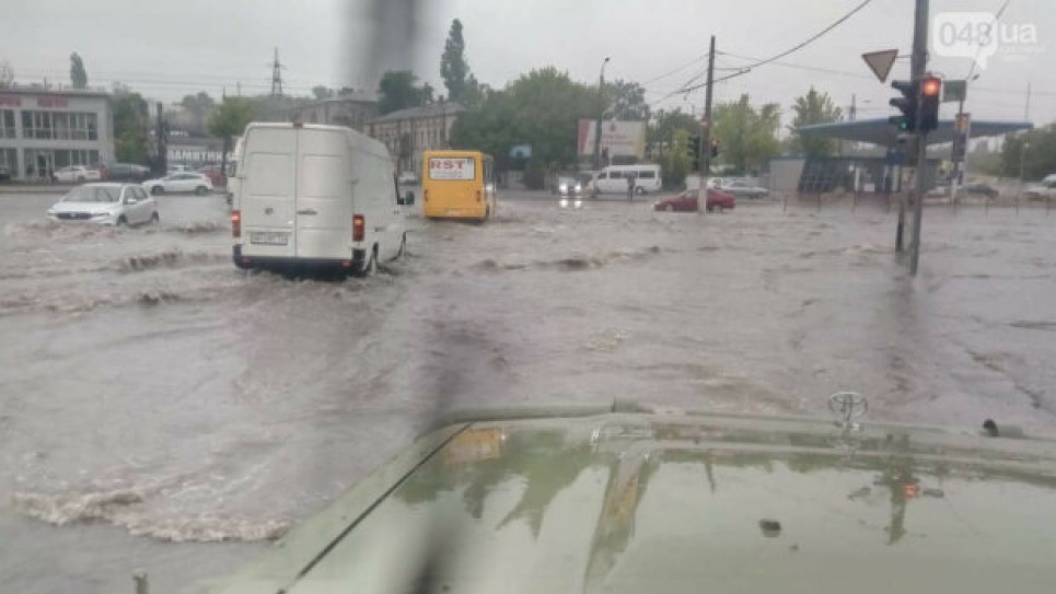 Поліція перекрила вулиці, мерія просить сидіти вдома: злива підтопила Одесу (відео)