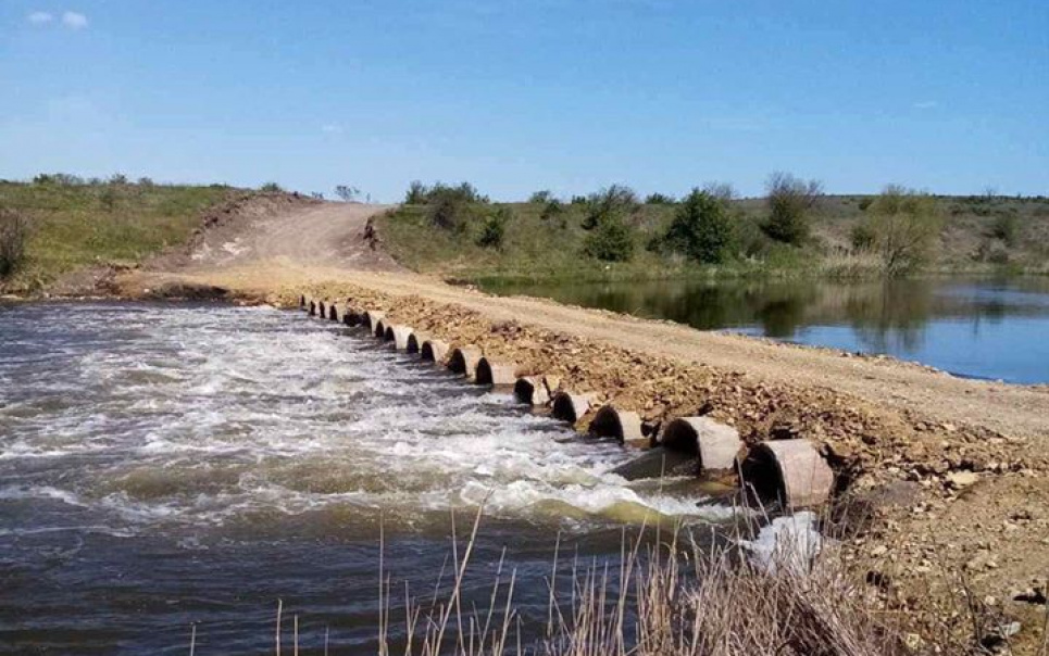 За самовільне будівництво мосту через річку - відповідальність (фото) Фото: ДЕІ