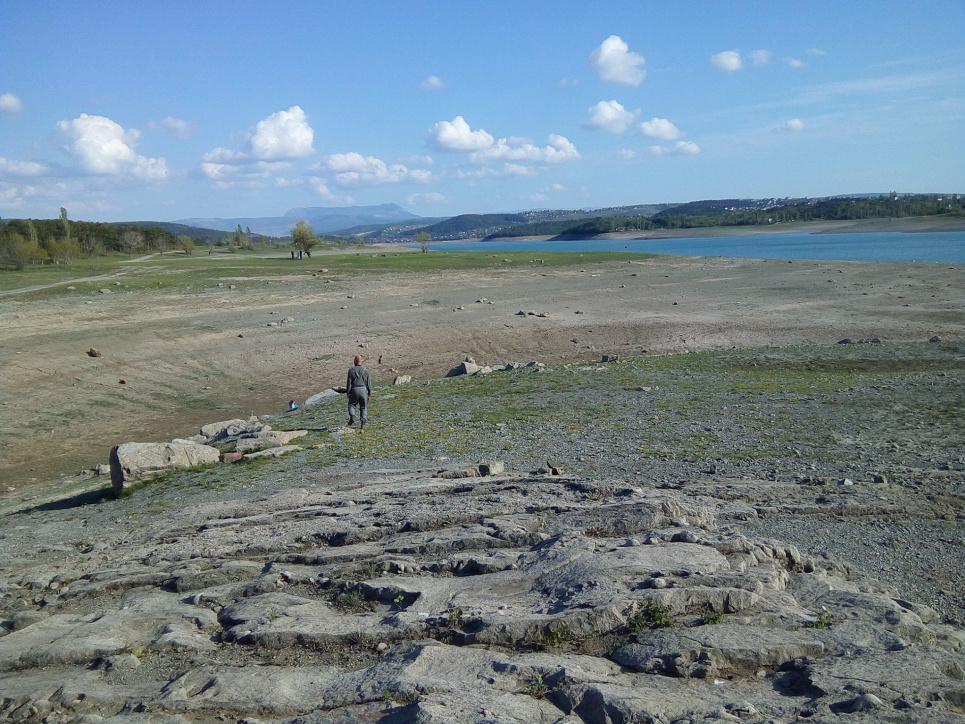 Кримчани сидять без води, а російські військові п'ють досхочу