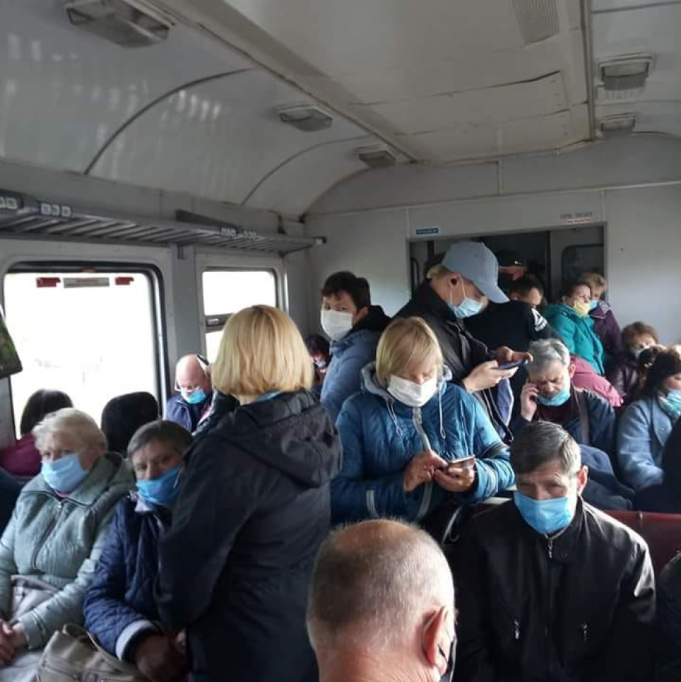 Забули про карантин: в електричках пасажири їдуть, як "оселедці в тамбурах" (фото)