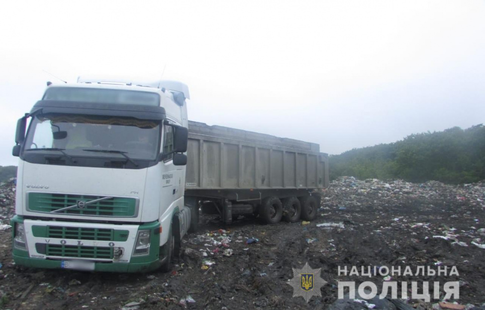 Київщина протистоїть львівському сміттю: затримано вантажівки Фото: Нацполіція