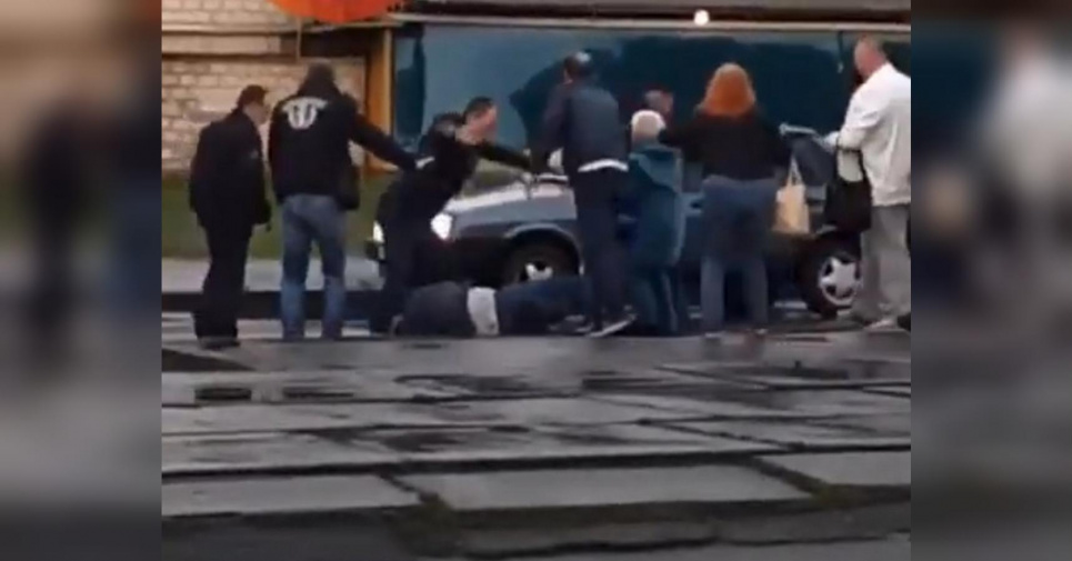 В столиці через маску натовп пасажирів побив водія трамвая (відео)