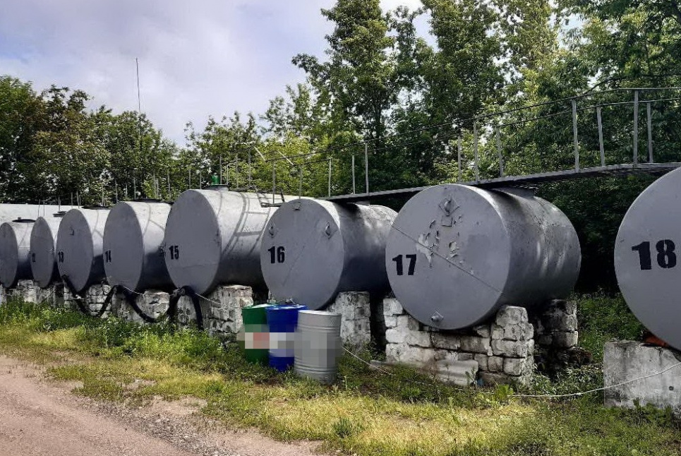 На Буковині виробляли контрафактне пальне, яке забруднювало довкілля