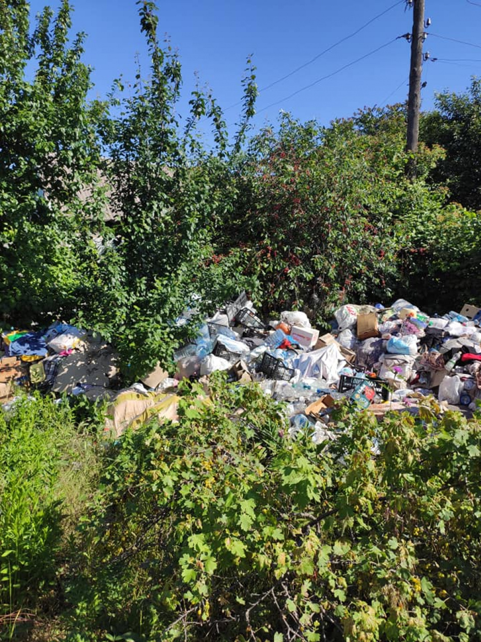 З подвір'я запоріжанки вивезли 8 вантажівок сміття (фото) Фото Інспекції з благоустрою Запорізької міської ради