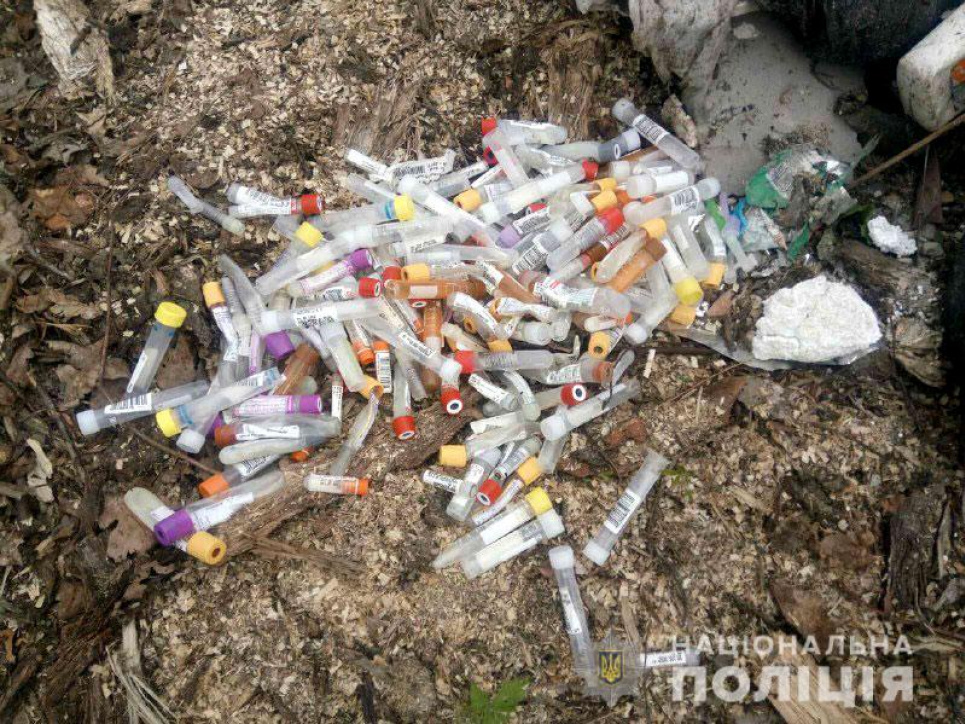 Небезпечне для здоров'я сміття викинули на Рівненщині (фото)