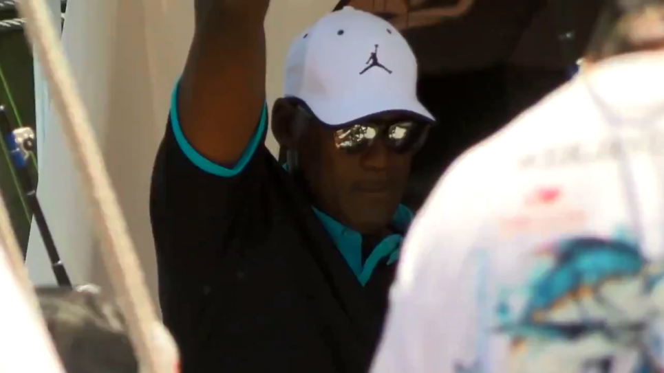 Майкл Джордан спіймав 200-кілограмову рибину (відео)