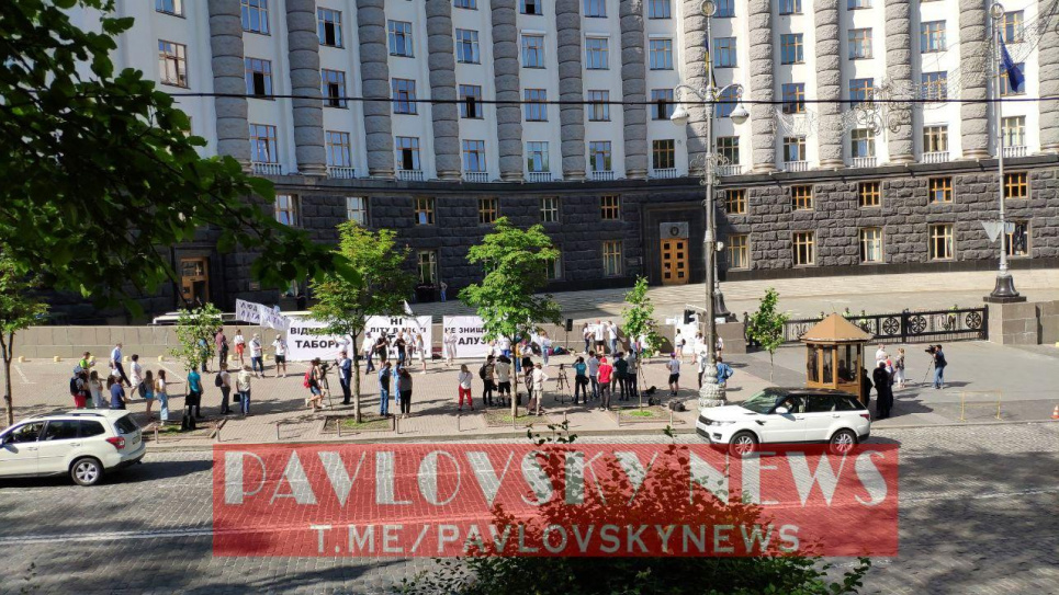 Під Кабміном вимагають відкриття дитячих таборів