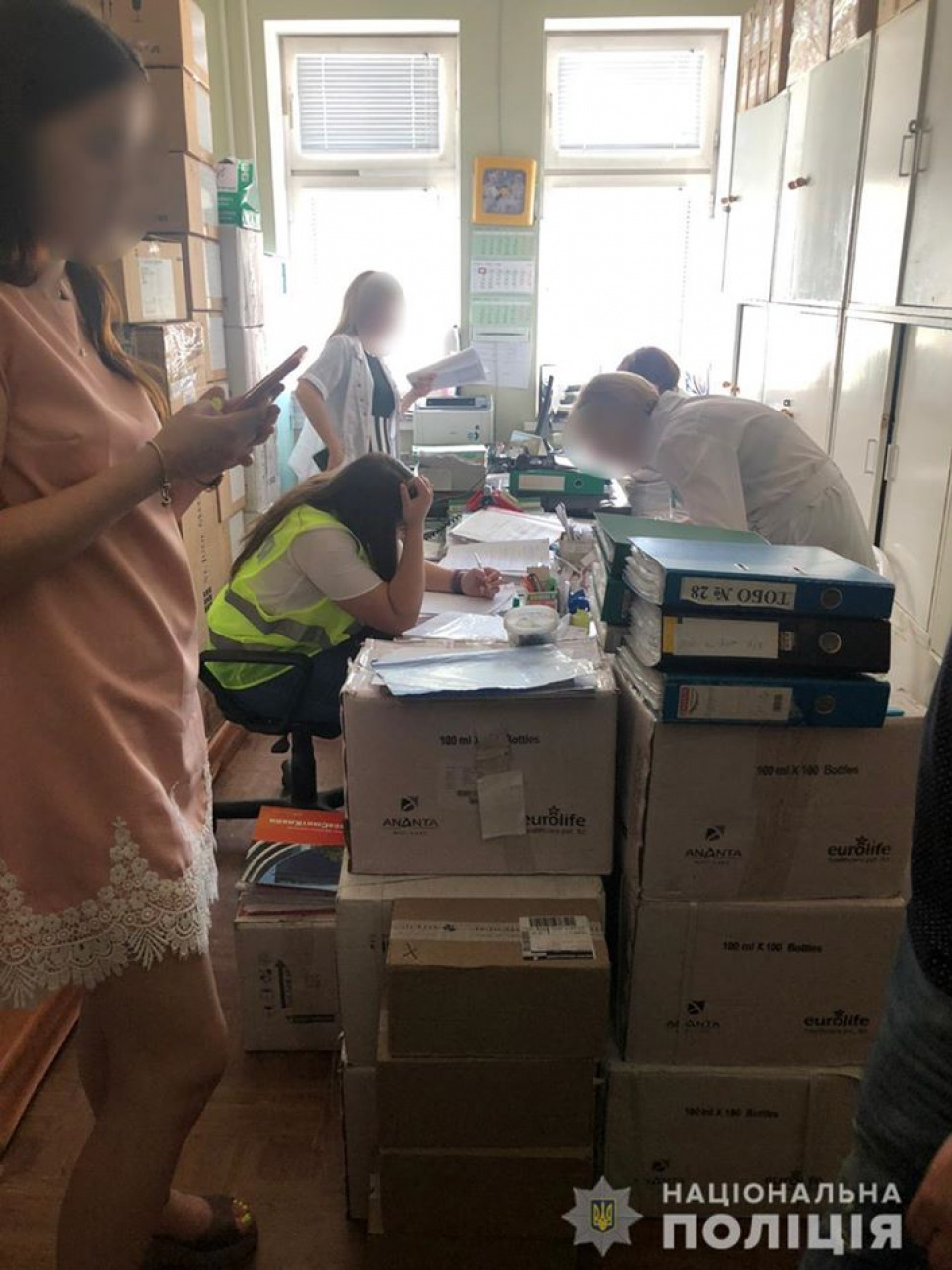 В Харкові поліція обшукує 20 аптек та лікарню (фото)