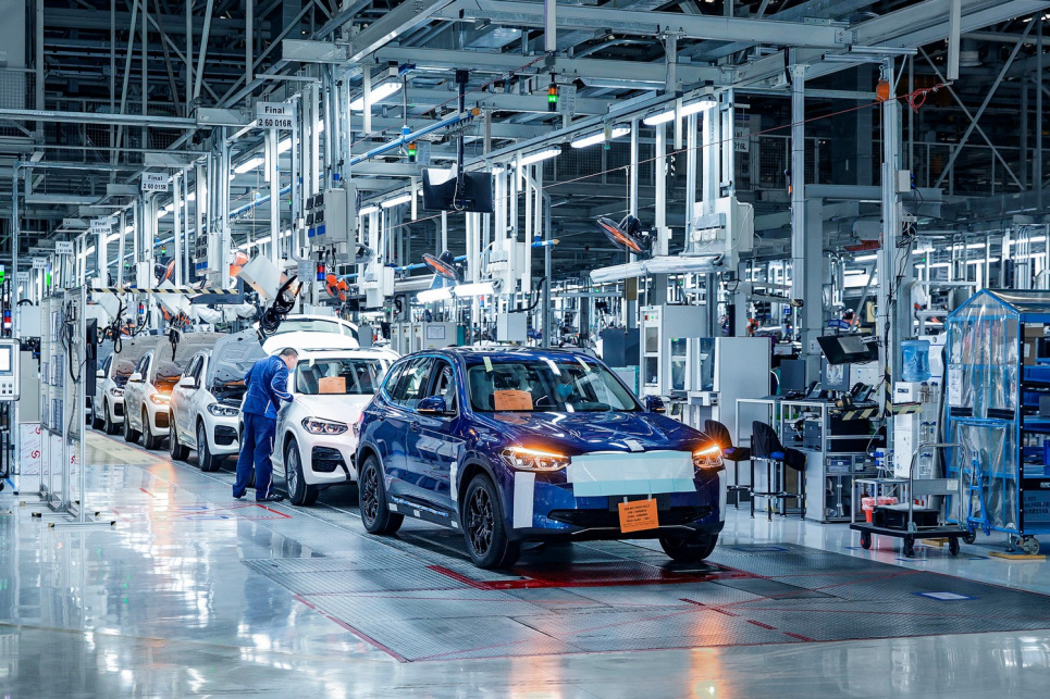 Перші електрокари BMW iX3 почнуть продавати наприкінці року (фото)