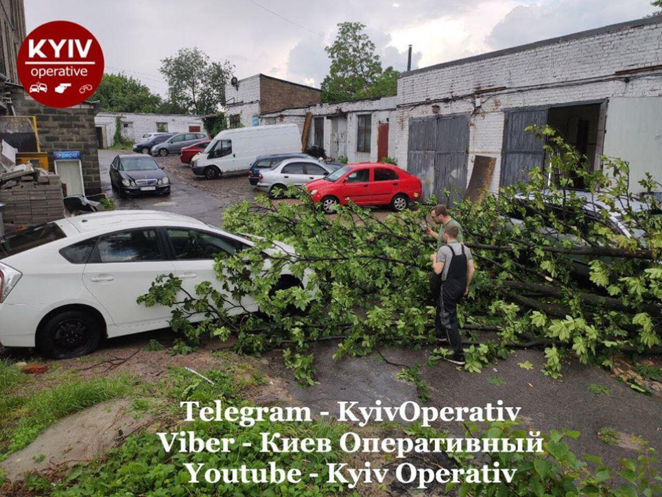 Столицю затопила злива та паралізували затори (фото, відео)