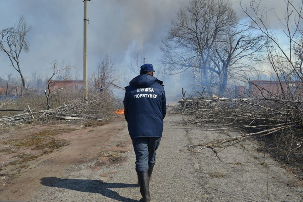 Наразі рятувальники не мають права складати протоколи на паліїв. Фото ДСНС