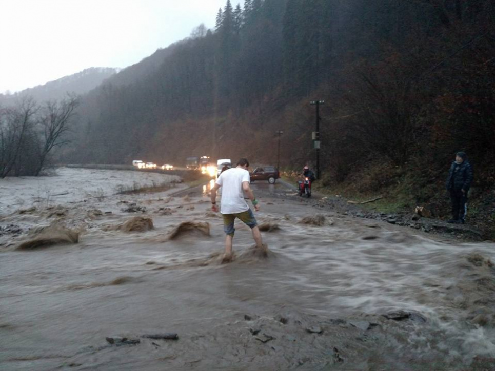 Зливи перетворили вулиці на бурхливі ріки у Закарпатті (відео)