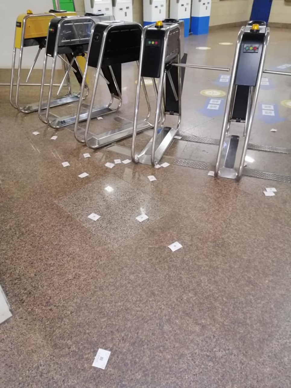 Підлога в метро всіяна квитками з QR-кодом, але урн не буде Фото з допису Володимира Олівця
