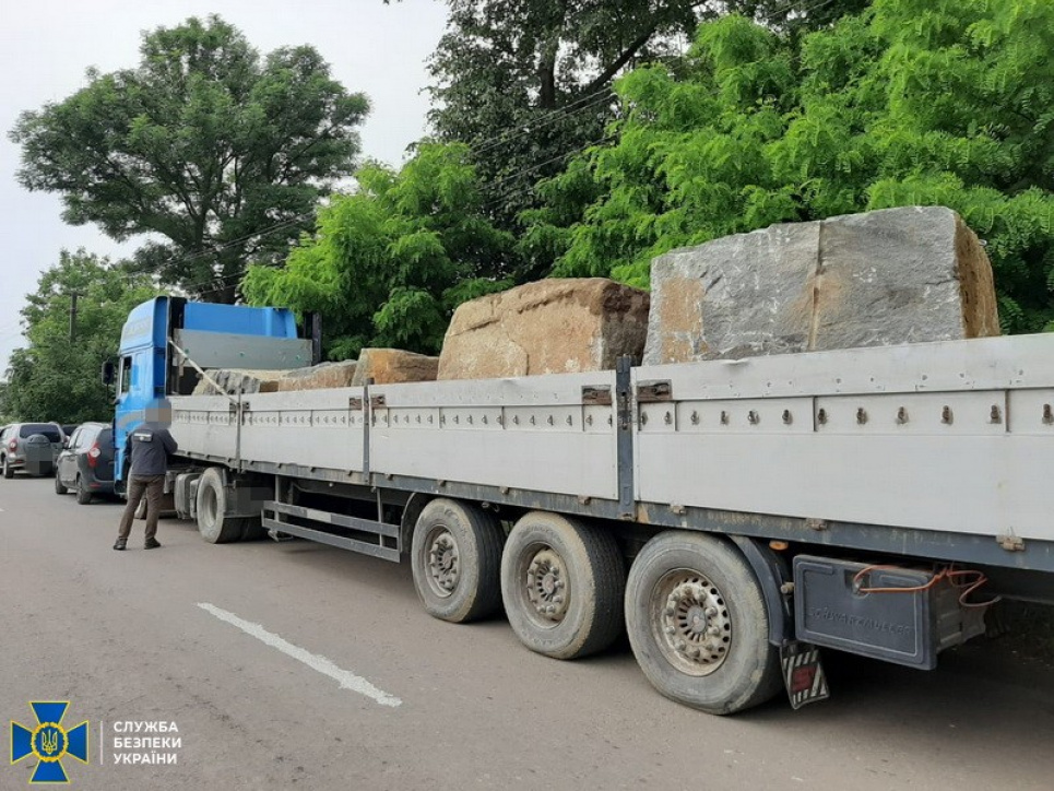 Ділки із Закавказзя збагатіли на понад 70 мільйонів гривень на українському граніті  Тут і далі всі фото: СБУ