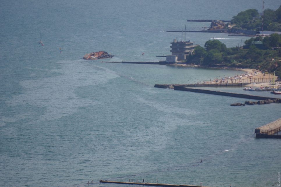 Танкер "Делфі" в Одесі продовжує забруднювати акваторію Чорного моря
