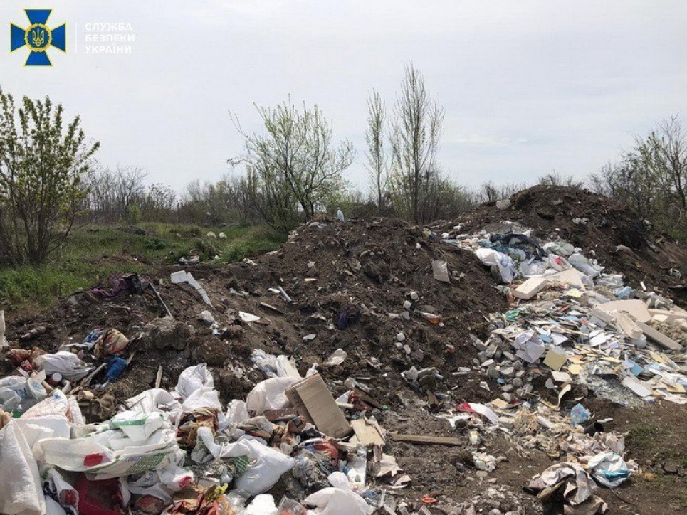На сміттєзвалищах Києва і Одеси утилізовували небезпечні відходи Фото:СБУ