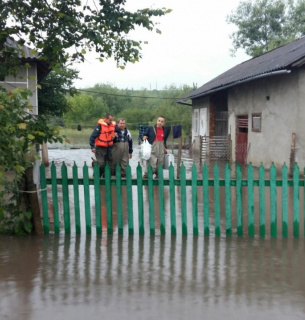 Воду після паводків на заході країни відкачували майже три тижні Фото: ДСНС