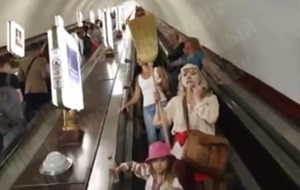 В київському метро пасажирки оголосили війну маскам (відео)