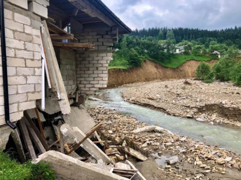 Дев'ять сіл у Карпатах заблоковані через негоду