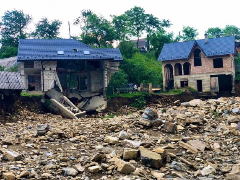 Наводнение отрезало село с обеих сторон — паводок в Белых Ославах (фото)