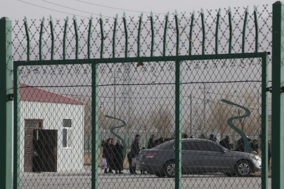 Китай масово стерилізує уйгурських жінок Люди у так званому "виховному таборі". AP Photo/Ng Han Guan