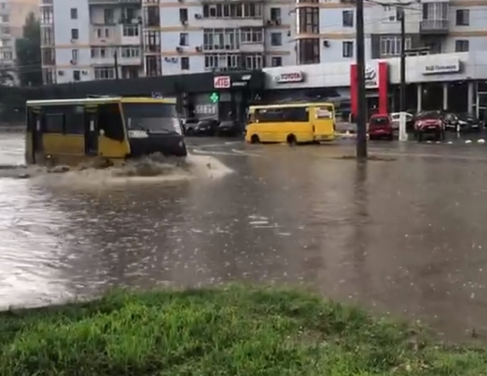 Одесу затопило після сильної зливи (відео)