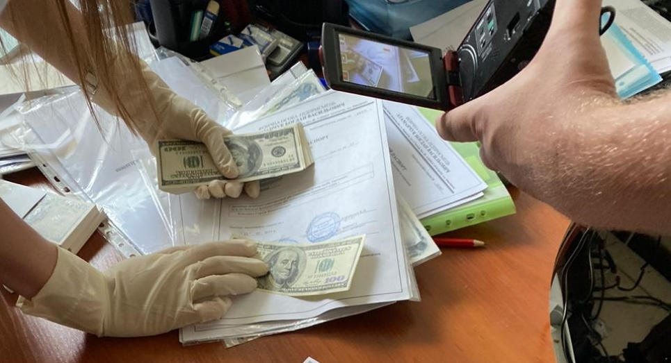 Столичного землевпорядника спіймали на хабарі в розмірі $30 тис. (фото)