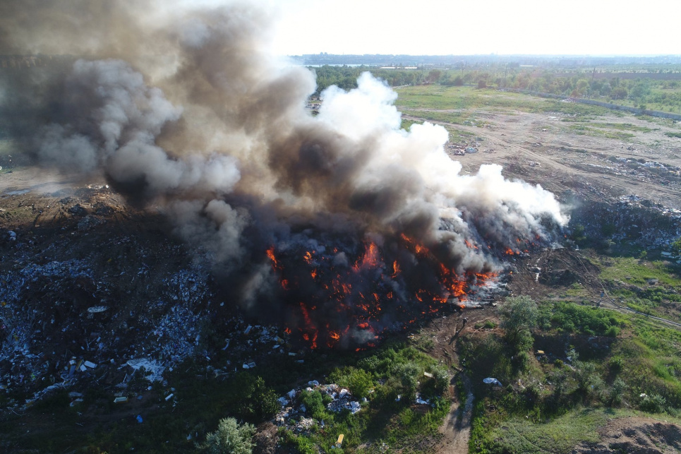 Триває ліквідація пожежі на полігоні твердих побутових відходів на Миколаївщині (фото, відео) Тут і далі фото: ДСНС Миколаївської області