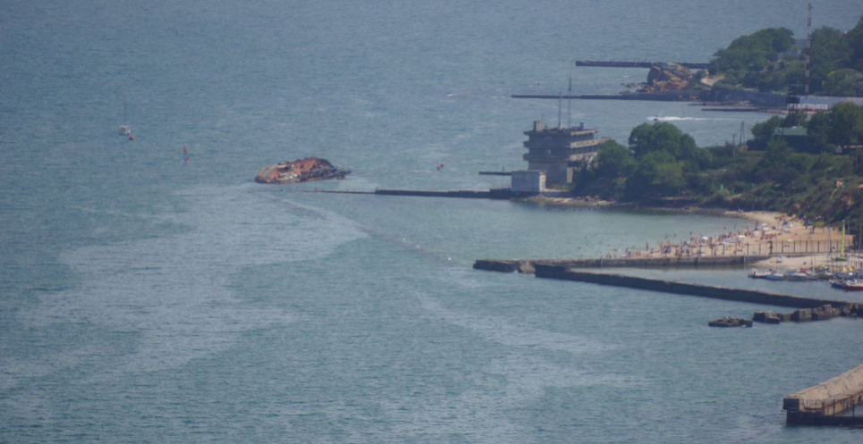 Зеленський вважає, що танкер Delfi має прибирати не держава, а власник