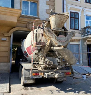 Одесити провчили руйнівника історичного будинку. Фото Фото з "Одесское время"
