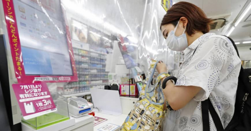 В японских магазинах больше нет бесплатных пластиковых пакетов Фото: KYODO