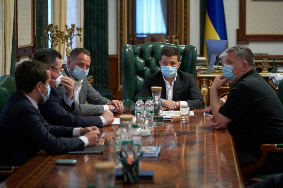 Президент терміново зібрав нараду через пожежу на Луганщині Фото - Офіс Президента