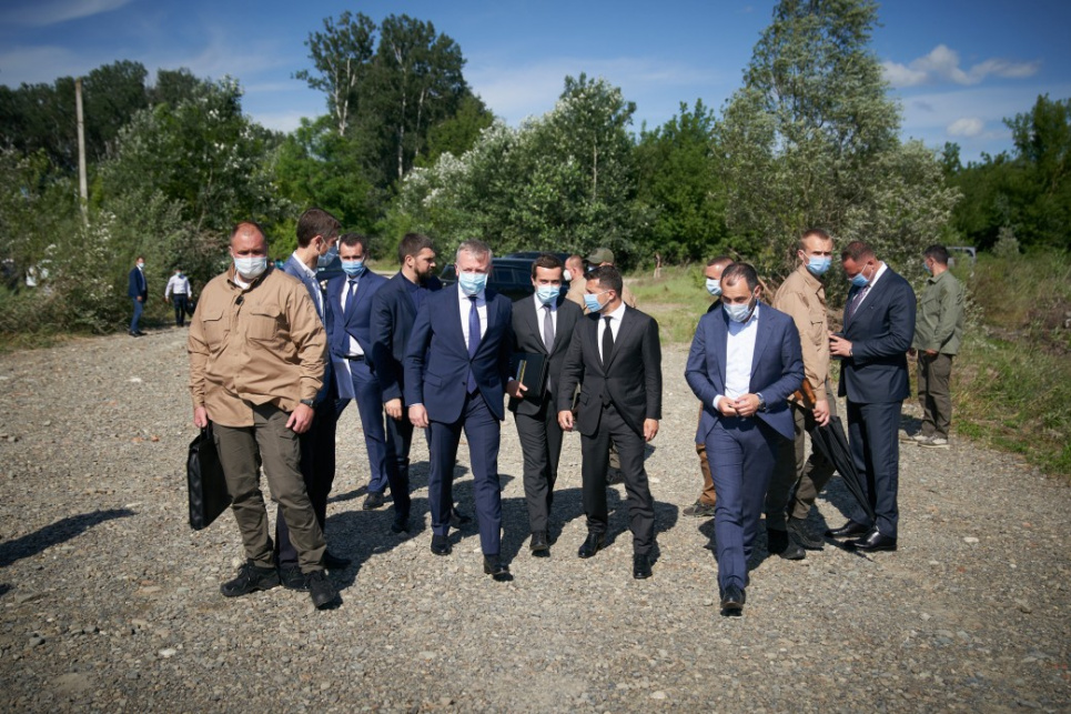 На Буковині Зеленському розповіли, як будуть відновлювати міст через річку Прут (фото)