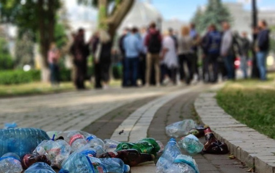 Біля Ради сталися сутички через сміття (відео) Фото: Pavlovsky News