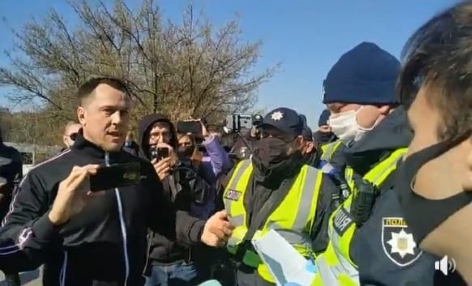 Активіста, який оскаржує законність карантину, не пустили на судове засідання (відео) Затримання Михайла Ковальчука 6 квітня, з якого все почалося. Фото з соцмережі Фейсбук