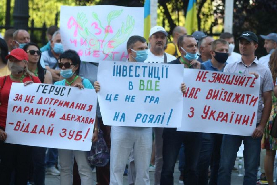 "Зелені" енергетики пікетують Офіс Президента: "Зелена енергетика – не цап-відбувайло" (фото) Тут і далі фото: ubr.ua