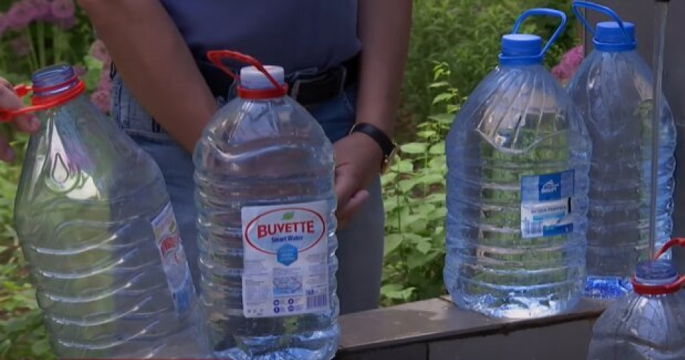 У Києві цілий район залишився без води й біля бюветів гігантські черги містян (фото)