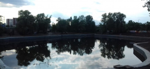 Одно из киевских озер после «улучшения». Природного берега не осталось вовсе. Фото КЭКЦ